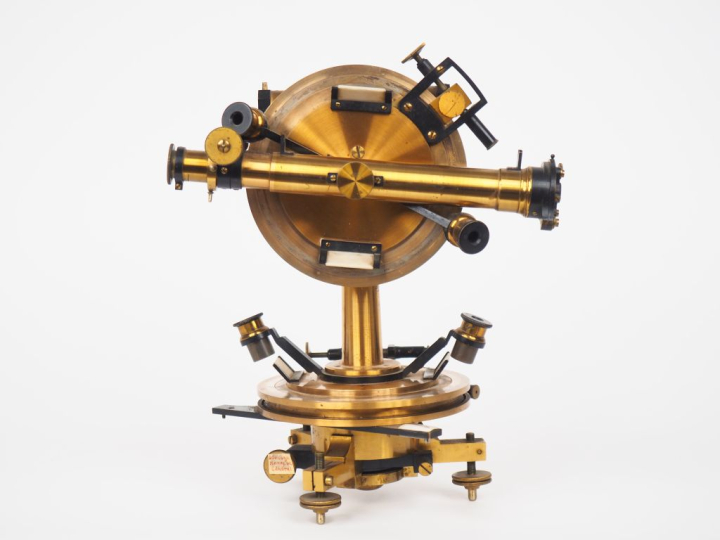 Maison LORIEUX.  Théodolite en bronze. Signé.