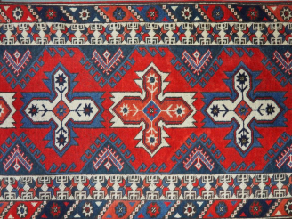 Vente aux enchères Tapis galerie. Dim. 488 x 91 cm