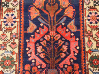 Vente aux enchères Tapis galerie. Dim. 350 x 110 cm