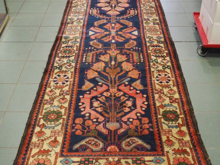 Tapis galerie. Dim. 350 x 110 cm