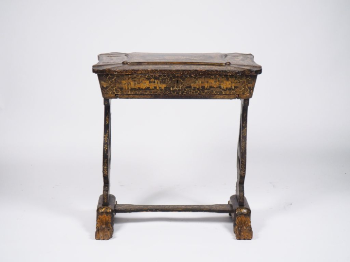 Travailleuse Napoléon III de style Extrême Orient, à décor doré sur fo