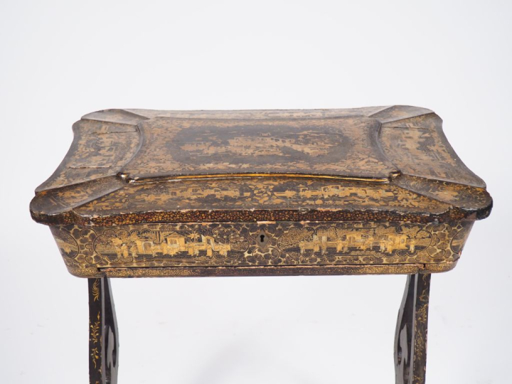 Travailleuse Napoléon III de style Extrême Orient, à décor doré sur fo