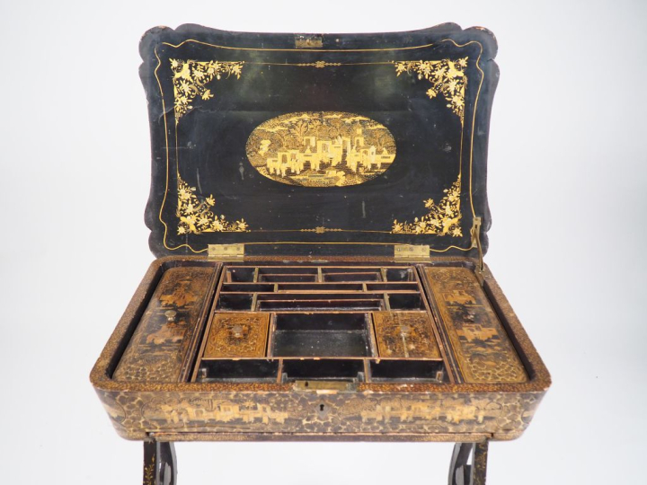 Travailleuse Napoléon III de style Extrême Orient, à décor doré sur fo