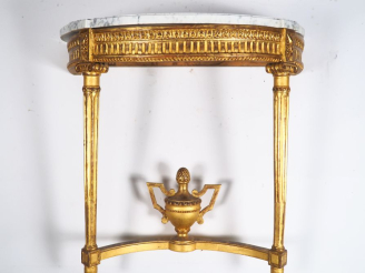 Vente aux enchères Console dem-lune de style Louis XVI en bois sculpté et doré, à décor d