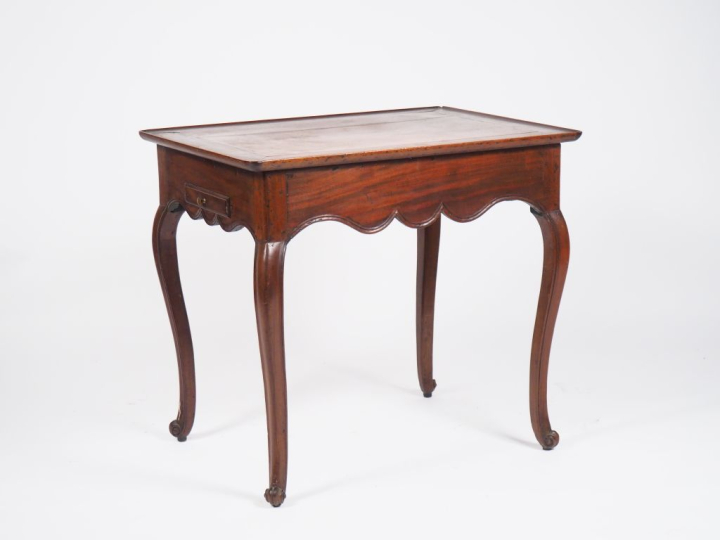 Table Louis XV en acajou, ceinture sinueuse, pieds galbés. Dim. 73 x 5