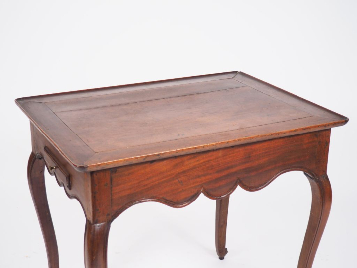 Table Louis XV en acajou, ceinture sinueuse, pieds galbés. Dim. 73 x 5