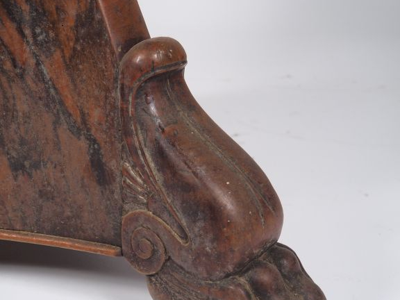 Guéridon Restauration en noyer et placage de noyer, pieds griffe dessu