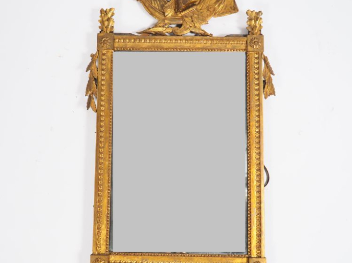 Glace Louis XVI en bois sculpté et doré à décor de rais de cœur et de 