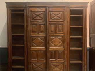 Vente aux enchères Bibliothèque en bois naturel mouluré et sculpté, ouvrant à quatre port