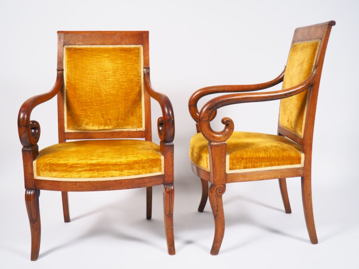 Suite de 4 fauteuils à crosse Restauration en noyer, pieds avant jarre