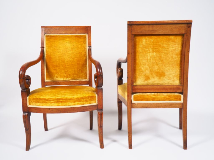 Suite de 4 fauteuils à crosse Restauration en noyer, pieds avant jarre