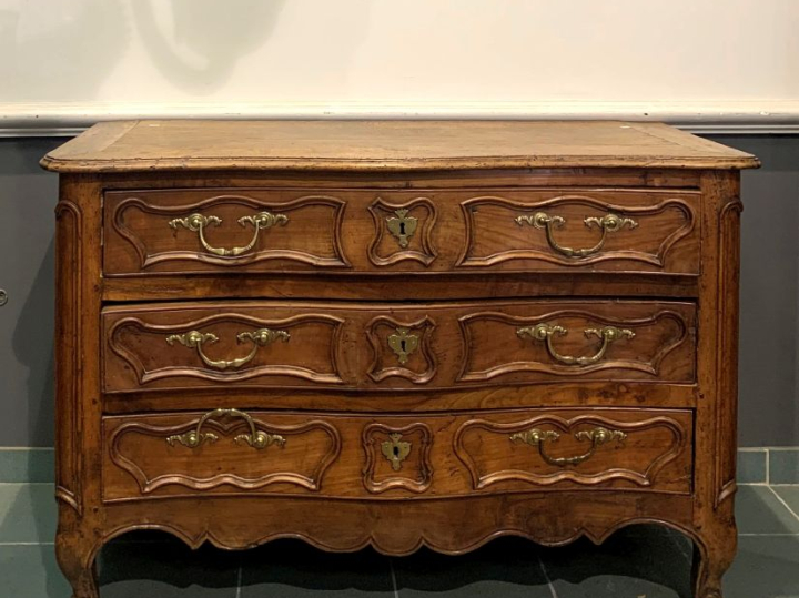 Commode Louis XV en bois naturel mouluré, ouvrant à trois tiroirs en f