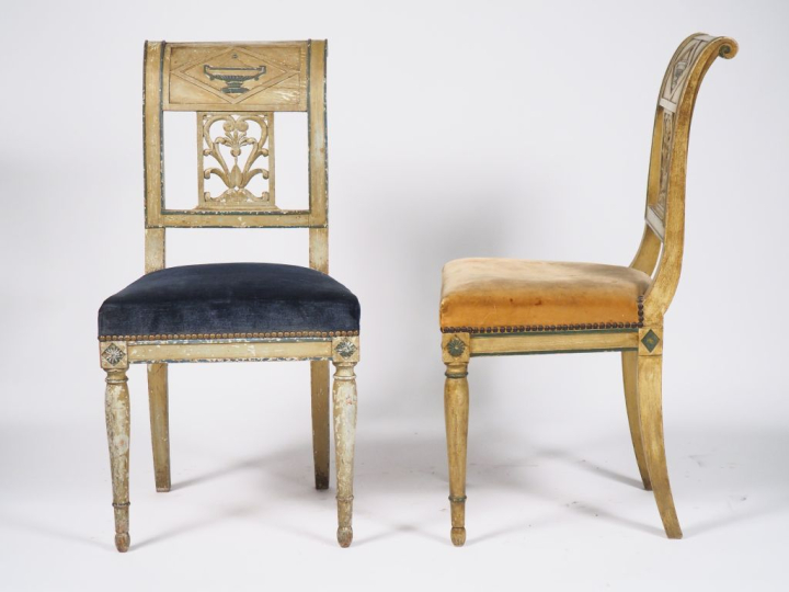 4 chaises de style Directoire en bois laqué gris et vert, dossier renv