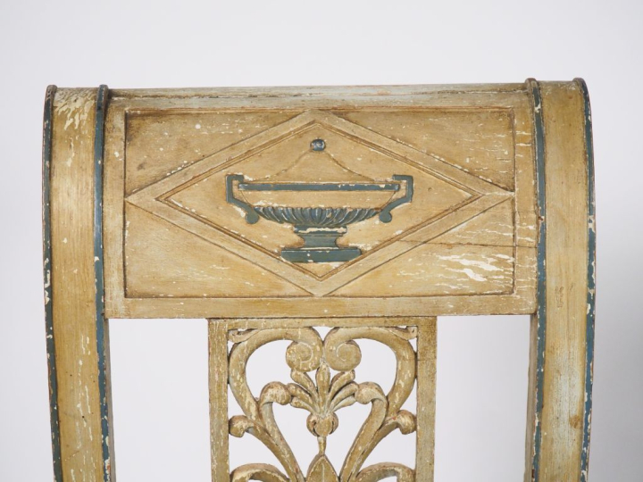 4 chaises de style Directoire en bois laqué gris et vert, dossier renv