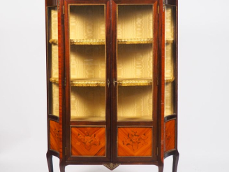 Vente aux enchères Vitrine de style transition Louis XV-Louis XVI en marqueterie à décor 