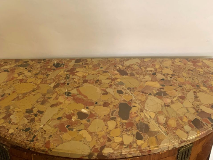 Commode demi-lune de style Louis XVI en marqueterie, ouvrant à trois t