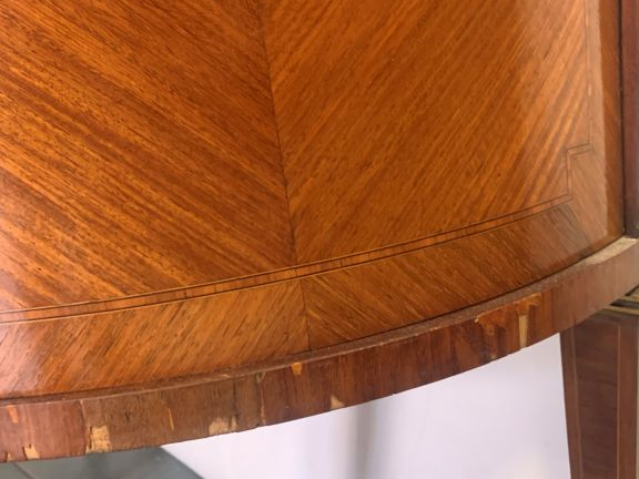 Commode demi-lune de style Louis XVI en marqueterie, ouvrant à trois t