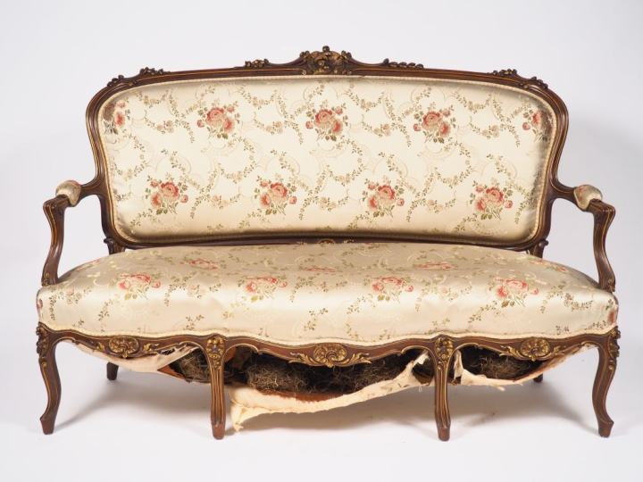 Mobilier de salon 1900 de style Louis XV en bois sculpté et légèrement