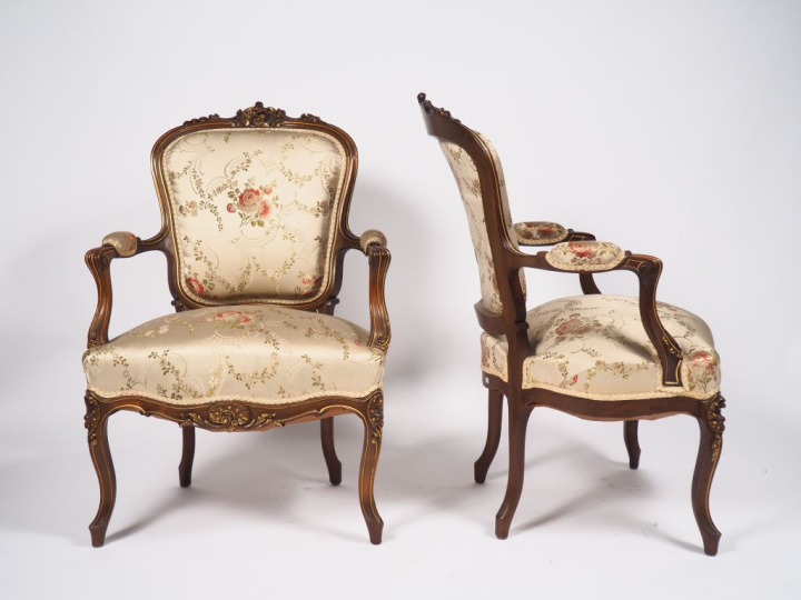 Mobilier de salon 1900 de style Louis XV en bois sculpté et légèrement