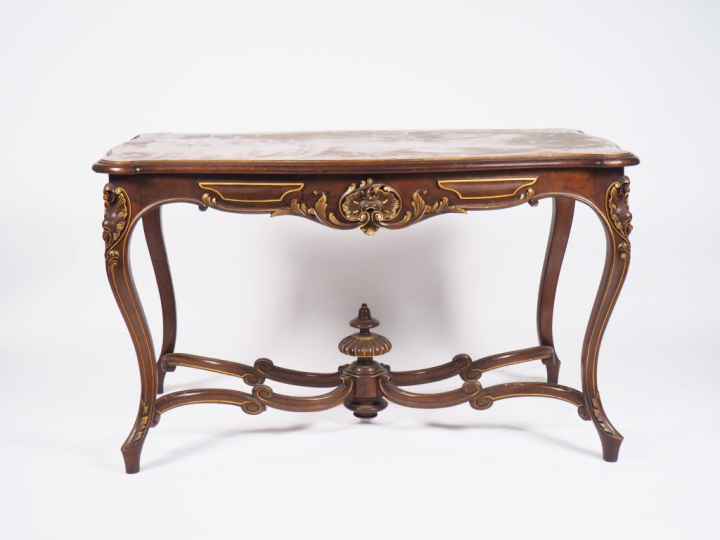 Table de milieu Napoléon III en bois mouluré, sculpté et légèrement do