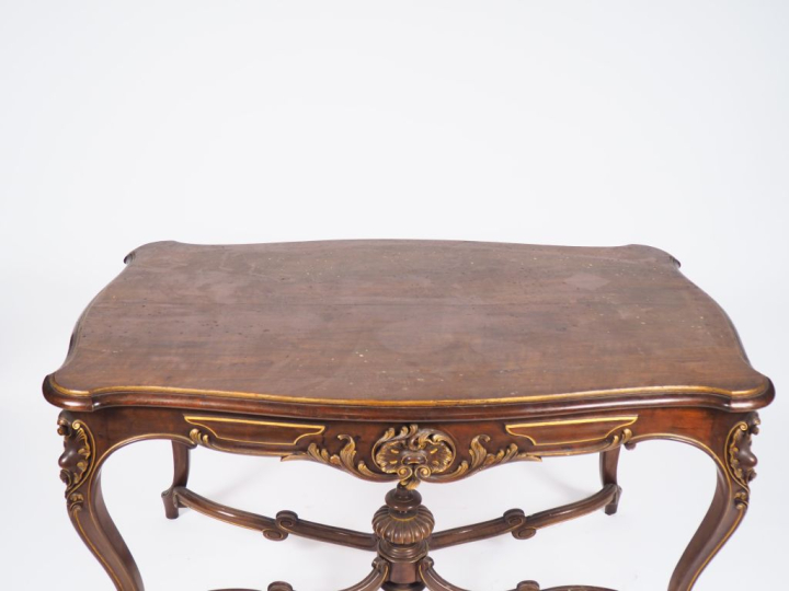 Table de milieu Napoléon III en bois mouluré, sculpté et légèrement do