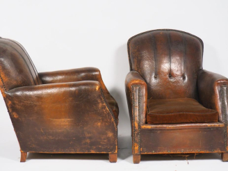 Vente aux enchères Paire de fauteuils club en cuir, assise en velours (usures). Dim. 90 x