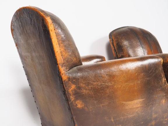 Paire de fauteuils club en cuir, assise en velours (usures). Dim. 90 x