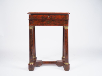 Vente aux enchères Travailleuse XIXème de style Empire en acajou et placage d'acajou flam