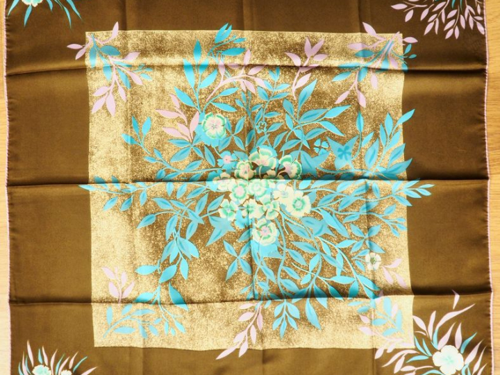 Ensemble comprenant :  - Loris AZZARO, Paris Carré en soie polychrome,