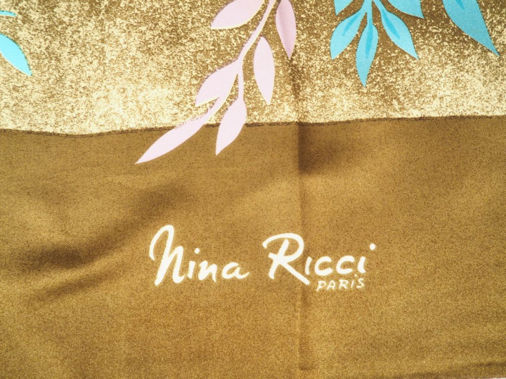 Ensemble comprenant :  - Loris AZZARO, Paris Carré en soie polychrome,