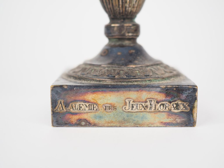 Trophée de l'Académie des jeux floraux en argent.  Poids tel : 388 g H