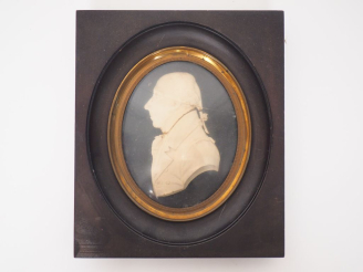 Vente aux enchères De TROY. Miniature début XIXème, "portrait d'homme au jabot de profil"