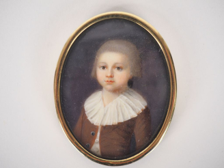 Vente aux enchères Miniature XVIIIème, "portrait d'enfant". Dim.  5 x 4 cm.