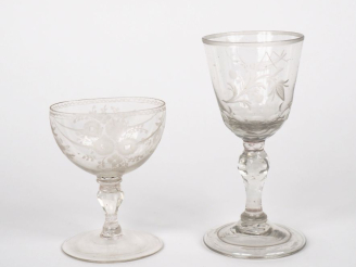 Vente aux enchères Deux différents verres à pied fin XVIIIème - début  XIXème en verre, l