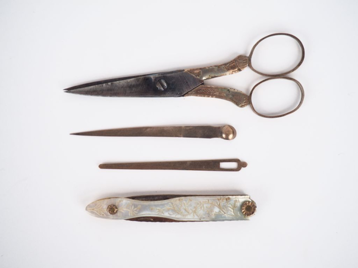 Nécessaire de voyage début XIXème en corne teintée à décor d'un profil