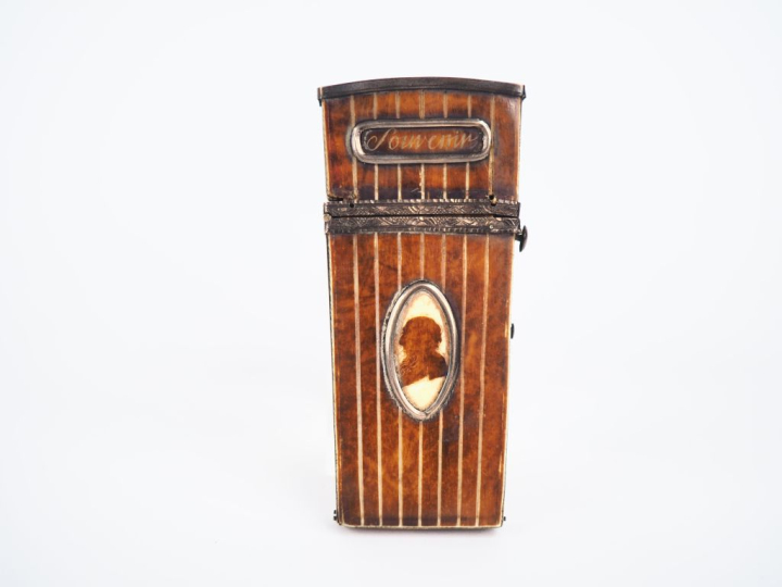 Nécessaire de voyage début XIXème en corne teintée à décor d'un profil