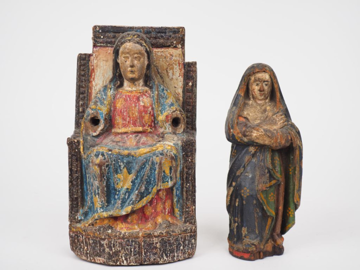 Sculpture de style roman en bois polychrome, "Vierge assise" H. 23 cm.