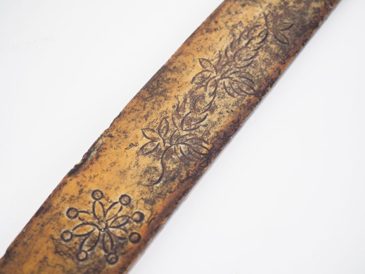 Grande Navaja XIXème en corne et métal gravé à décor de fleurs et de m