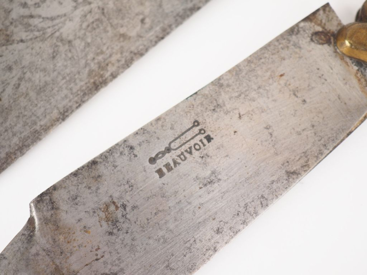 Paire de Navajas en corne, laiton gravé  à décor de rinceaux. L. 41 cm