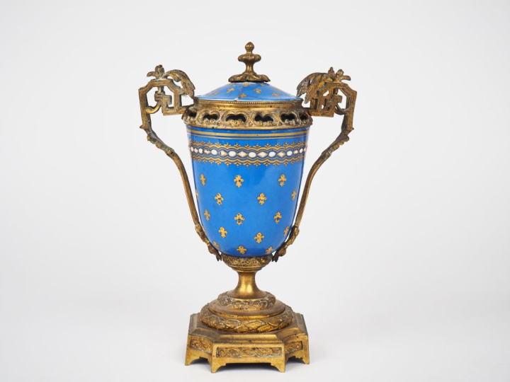 Pot-pourri Napoléon III de style Louis XVI en porcelaine à décor doré 