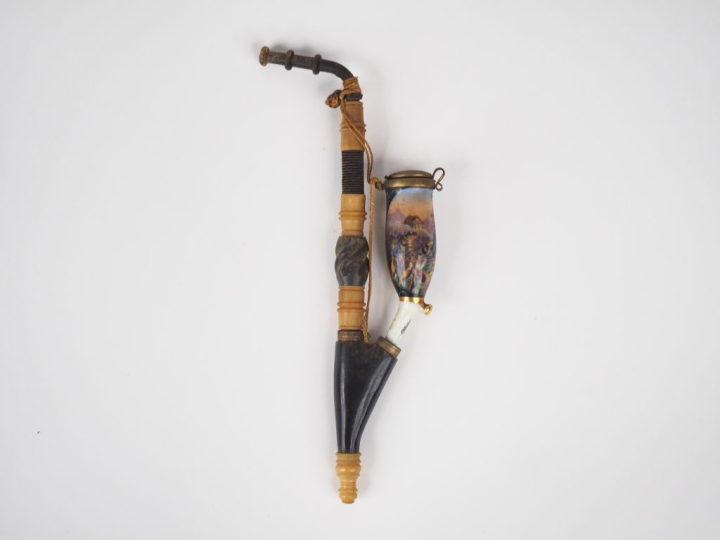Pipe Autrichienne XIXème en porcelaine et corne, à décor d'une scène d