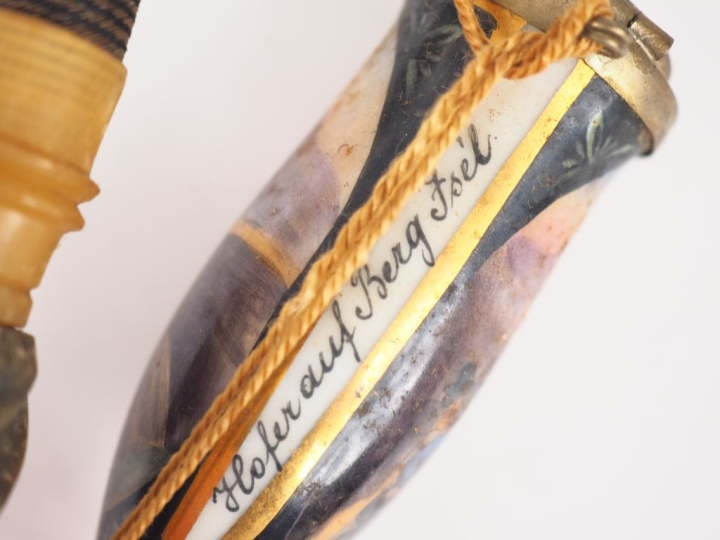 Pipe Autrichienne XIXème en porcelaine et corne, à décor d'une scène d