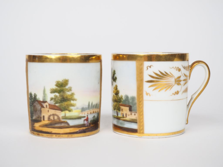 Paire de tasses XIXème en porcelaine de Paris à décor de paysages lacu