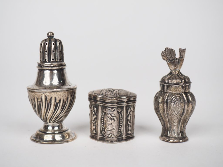 Deux boîtes en argent :  - l'une à décor en repoussé figurant Adam et 