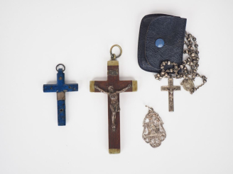 Vente aux enchères Suite d'objets religieux comprenant:  - Une croix en lapis-lazuli - Un