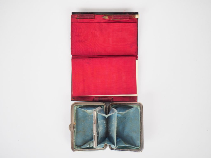 Carnet Napoléon III de style Louis XVI en écaille, marqueterie de nacr