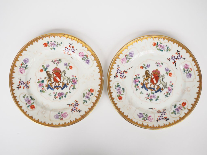SAMSON.  Paire d'assiettes en porcelaine polychrome dans le goût de la