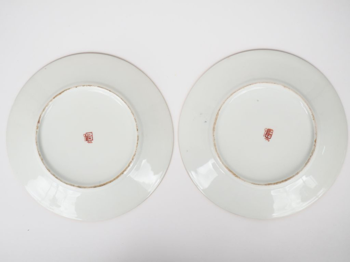 SAMSON.  Paire d'assiettes en porcelaine polychrome dans le goût de la