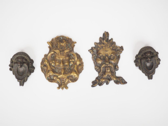 Vente aux enchères Paire de bronzes d'applique à patine brune figurant deux visages de fa