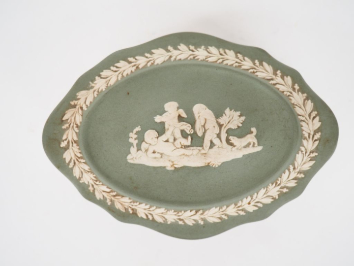 WEDGWOOD. Boîte couverte en biscuit à décor d'angelots et de feuillage